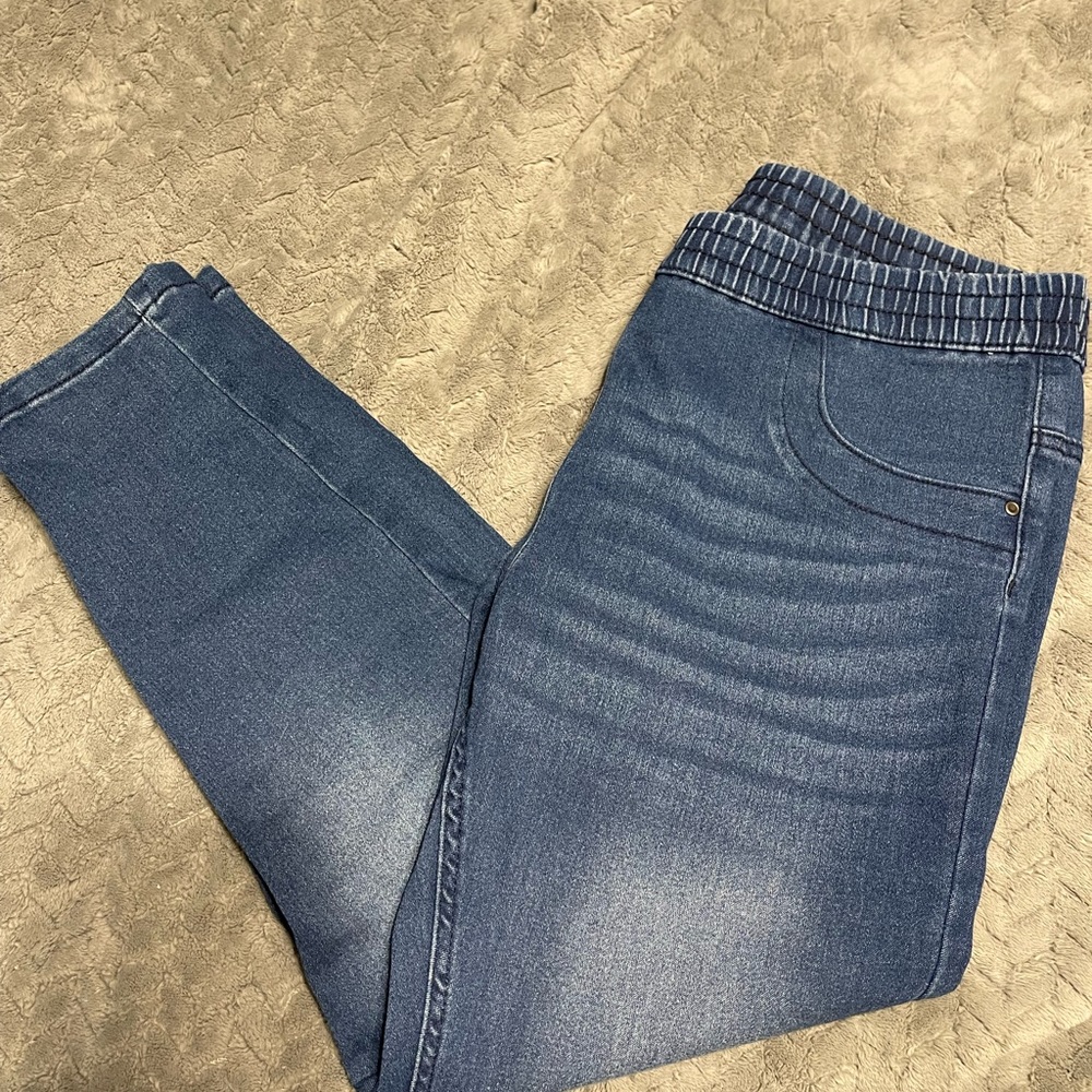 Just Love Dark Blue Capri Jeggings w/ Back Pockets
NWT. Inseam 25. Size M